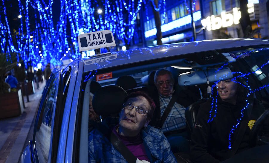 50 mayores de la residencia de Leioa disfrutan en BIlbao de las luces navideñas gracias al paseo que les regalaron los taxistas