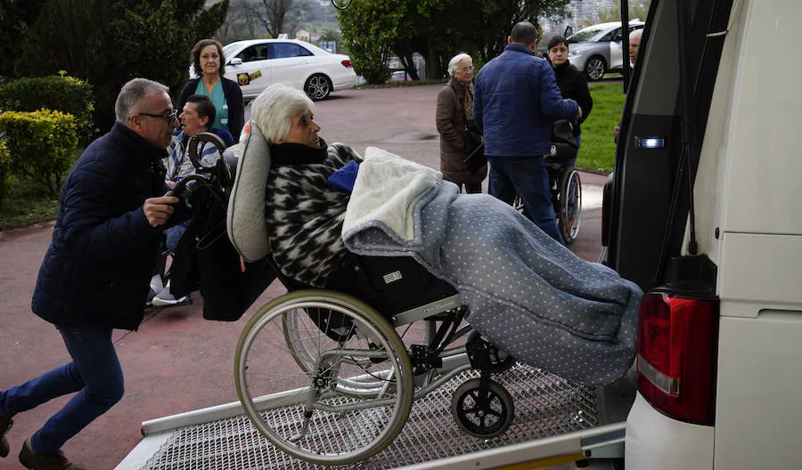 50 mayores de la residencia de Leioa disfrutan en BIlbao de las luces navideñas gracias al paseo que les regalaron los taxistas