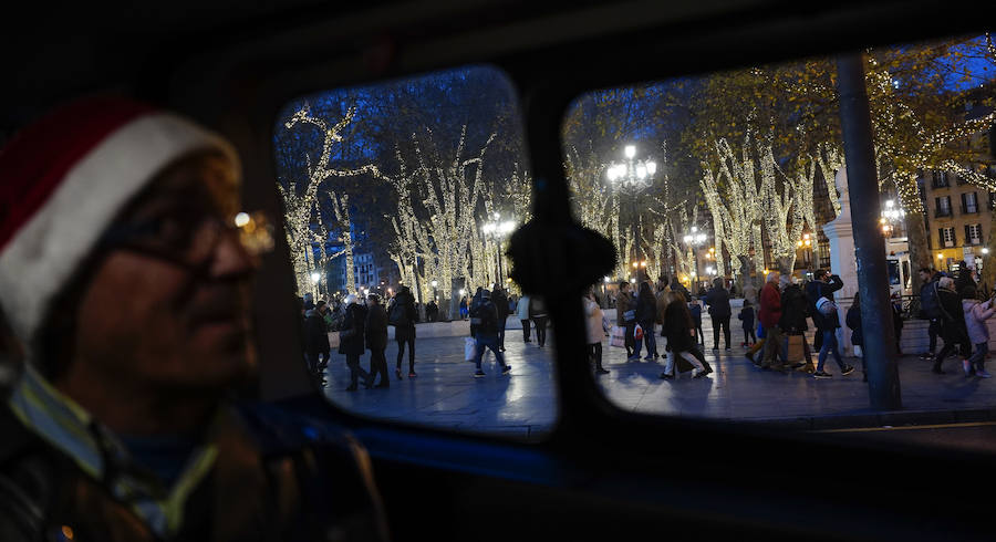 50 mayores de la residencia de Leioa disfrutan en BIlbao de las luces navideñas gracias al paseo que les regalaron los taxistas