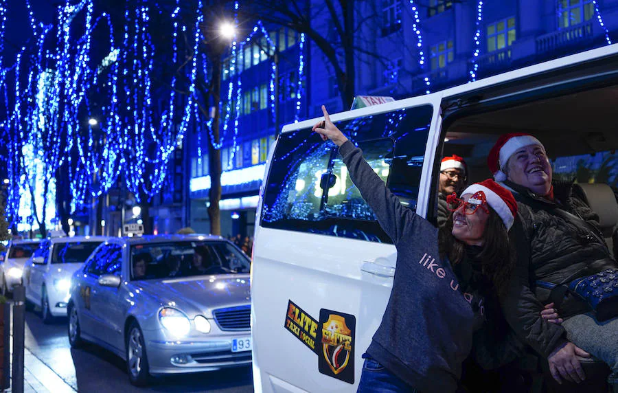 50 mayores de la residencia de Leioa disfrutan en BIlbao de las luces navideñas gracias al paseo que les regalaron los taxistas
