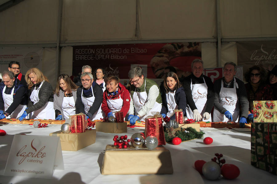 La Plaza Nueva se ha llenado esta mañana de ciudadanos que han degustado el tradicional roscón solidario de Cáritas Bizkaia. Entre los repartidores no han faltado el obispo, Mario Iceta; el alcalde, Juan Mari Aburto; y el teniente de alcalde, Alfonso Gil, que han estado acompañados por buena parte de la corporación municipal; la diputada de Acción Social, Isabel Sánchez Robles; y la diputada de Empleo, inclusión social e igualdad, Teresa Laespada.