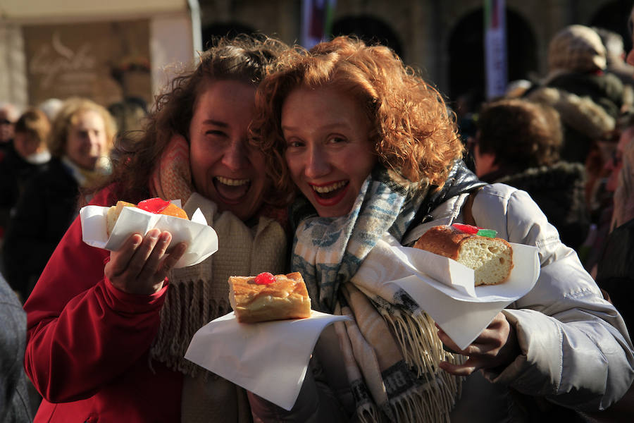 La Plaza Nueva se ha llenado esta mañana de ciudadanos que han degustado el tradicional roscón solidario de Cáritas Bizkaia. Entre los repartidores no han faltado el obispo, Mario Iceta; el alcalde, Juan Mari Aburto; y el teniente de alcalde, Alfonso Gil, que han estado acompañados por buena parte de la corporación municipal; la diputada de Acción Social, Isabel Sánchez Robles; y la diputada de Empleo, inclusión social e igualdad, Teresa Laespada.