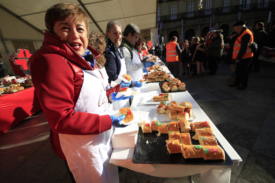 La Plaza Nueva se ha llenado esta mañana de ciudadanos que han degustado el tradicional roscón solidario de Cáritas Bizkaia. Entre los repartidores no han faltado el obispo, Mario Iceta; el alcalde, Juan Mari Aburto; y el teniente de alcalde, Alfonso Gil, que han estado acompañados por buena parte de la corporación municipal; la diputada de Acción Social, Isabel Sánchez Robles; y la diputada de Empleo, inclusión social e igualdad, Teresa Laespada.