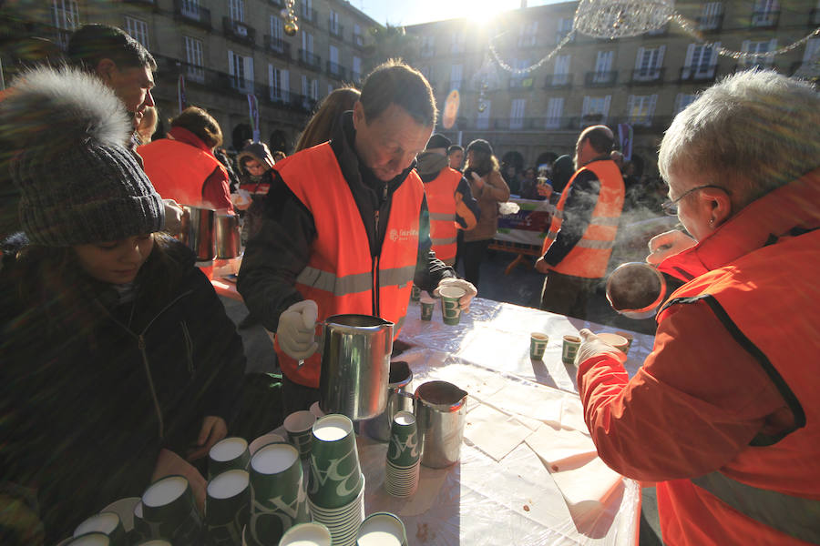 La Plaza Nueva se ha llenado esta mañana de ciudadanos que han degustado el tradicional roscón solidario de Cáritas Bizkaia. Entre los repartidores no han faltado el obispo, Mario Iceta; el alcalde, Juan Mari Aburto; y el teniente de alcalde, Alfonso Gil, que han estado acompañados por buena parte de la corporación municipal; la diputada de Acción Social, Isabel Sánchez Robles; y la diputada de Empleo, inclusión social e igualdad, Teresa Laespada.