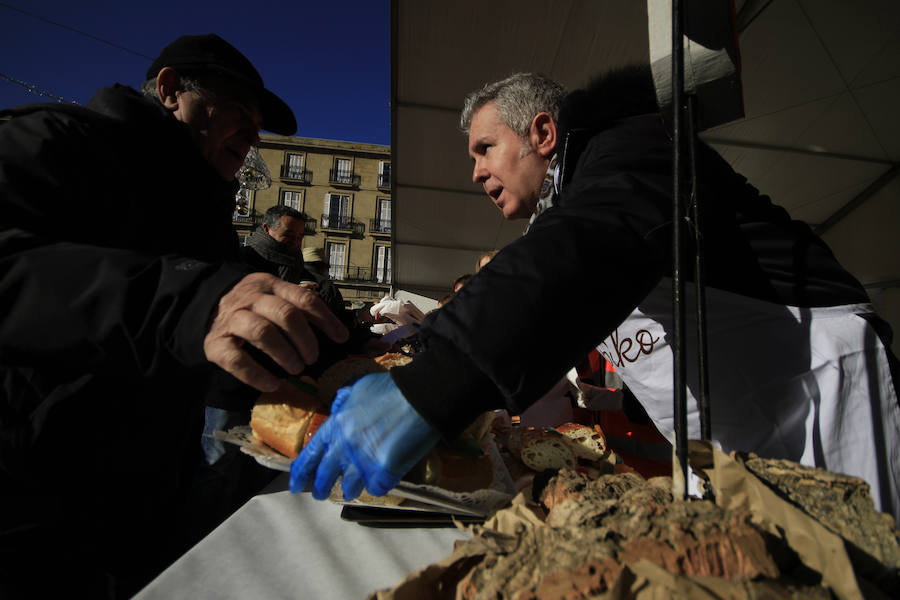 La Plaza Nueva se ha llenado esta mañana de ciudadanos que han degustado el tradicional roscón solidario de Cáritas Bizkaia. Entre los repartidores no han faltado el obispo, Mario Iceta; el alcalde, Juan Mari Aburto; y el teniente de alcalde, Alfonso Gil, que han estado acompañados por buena parte de la corporación municipal; la diputada de Acción Social, Isabel Sánchez Robles; y la diputada de Empleo, inclusión social e igualdad, Teresa Laespada.