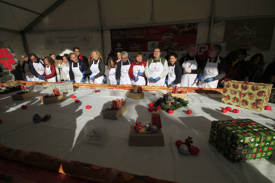 La Plaza Nueva se ha llenado esta mañana de ciudadanos que han degustado el tradicional roscón solidario de Cáritas Bizkaia. Entre los repartidores no han faltado el obispo, Mario Iceta; el alcalde, Juan Mari Aburto; y el teniente de alcalde, Alfonso Gil, que han estado acompañados por buena parte de la corporación municipal; la diputada de Acción Social, Isabel Sánchez Robles; y la diputada de Empleo, inclusión social e igualdad, Teresa Laespada.