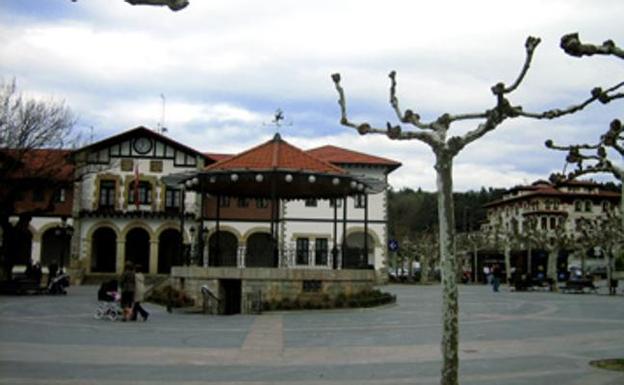 La plaza del Astillero, con el Ayuntamiento de Plenztia detrás. 