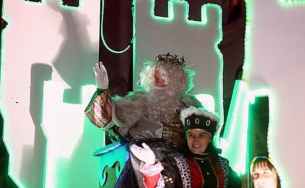 El rey Melchor saluda a los niños de Basauri durante la cabalgata del año pasado. 
