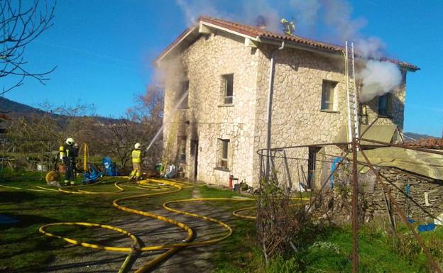 Bomberos trabajando en la extinción de las llamas. 