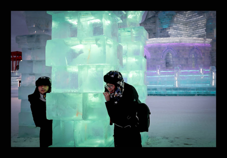 La ciudad norteña de Harbin, provincia de Heilongjiang, en China, celebra el famoso Festival Internacional de Esculturas de Hielo y Nieve. El festival se celebra desde 1963. Aunque fue interrumpido varios años durante la Revolución Cultural. Desde que se reanudó en 1985, está considerado uno de los cuatro festivales de nieve y hielo más importantes del mundo, entre los de Japón, Canadá  y Noruega. 