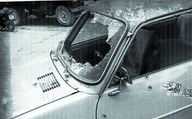 Estado en el que quedó el Renault 5 tras el ametrallamiento en Beasain.