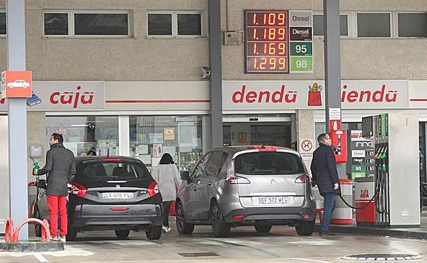 Conductores repostan en una gasolinera de Oiartzun el pasado 1 de enero, día en que subió en 4,8 céntimos brutos la fiscalidad de los carburantes.