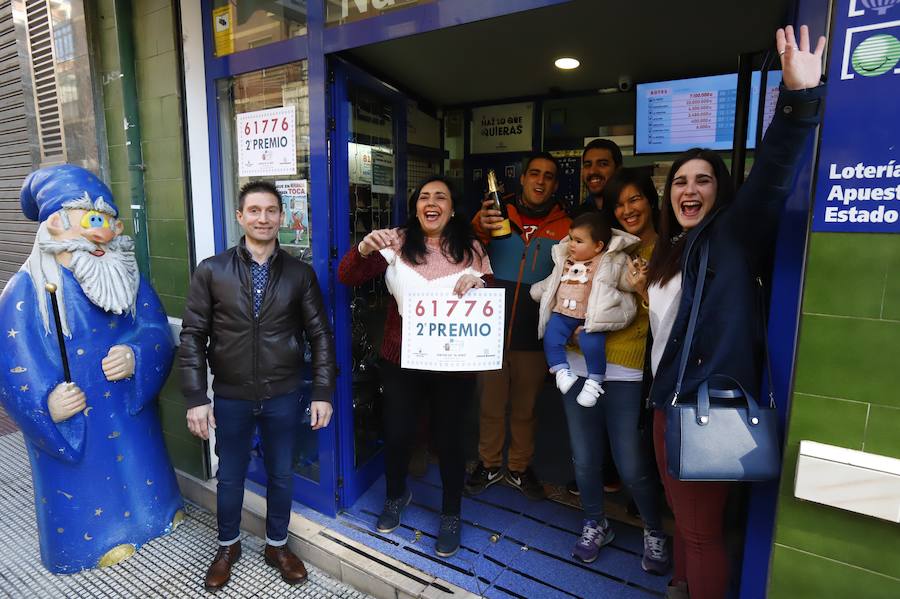 Celebración en la administración de Miranda de Ebro donde ha caído el segundo premio. 