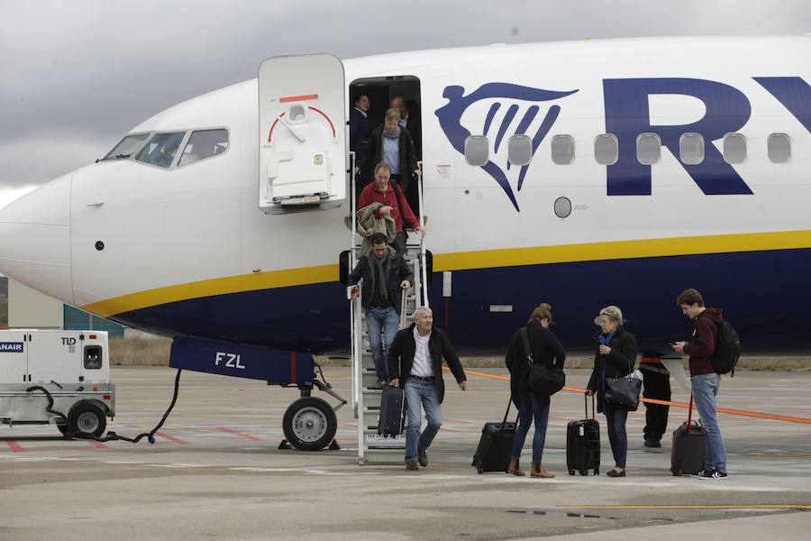 Pasajeros bajan de un avión de la compañía en el aeropuerto de Vitoria. 