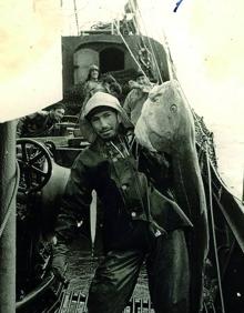 Imagen secundaria 2 - Arriba, trabajando en la cubierta en el verano de 1953. Abajo a la izquierda, el 'Monte San Marcos' navegando con mala mar en noviembre de 1958. Los temporales causaban frecuentes daños en las cubiertas y los puentes, especialmente en el mes de marzo. Abajo a la derecha, Andrés, pescador gallego del 'Monte San Telmo', sostiene un enorme bacalao en mayo de 1960.