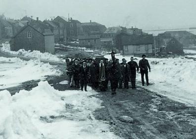 Imagen secundaria 1 - Arriba, el 'Monte San Marcos' navegando a pantocazos en noviembre de 1959. Abajo a la izquierda, entierro de un tripulante no identificado en Saint Pierre, en Terranova, en los años sesenta. Abajo a la derecha, hundimiento del 'Tifón', un bou de la Pysbe, el 25 de mayo de 1955. Los tripulantes fueron rescatados.