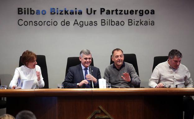 El presidente del Consorcio, Kepa Odriozola, con el comité directivo en la asamblea extraordinaria de este martes. 