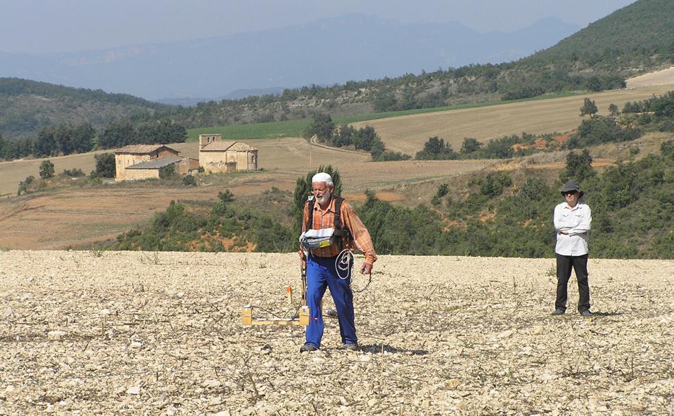 Helmut Becker, con su magnetómetro, en Los Cascajos de Tobera (Berantevilla), ante la atenta mirada de Andoni Tarriño. 