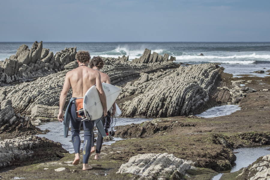 Dos surfistas en La Triangu. 