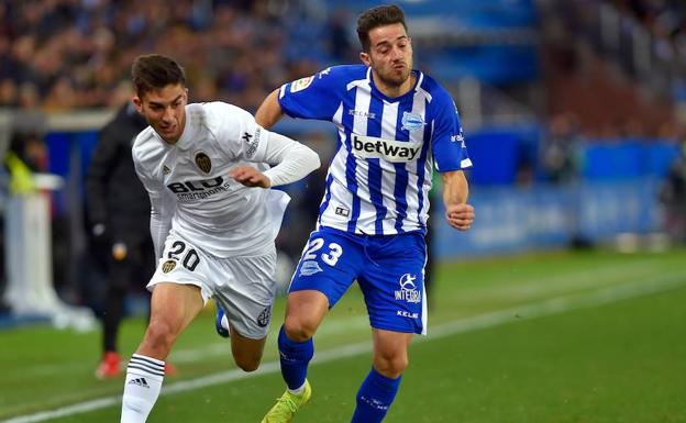 Jony protege el balón ante Ferrán Torres.