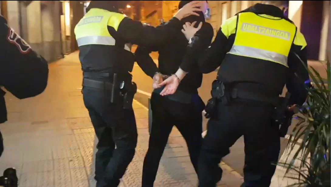 Momento de la detención del joven en San Francisco 