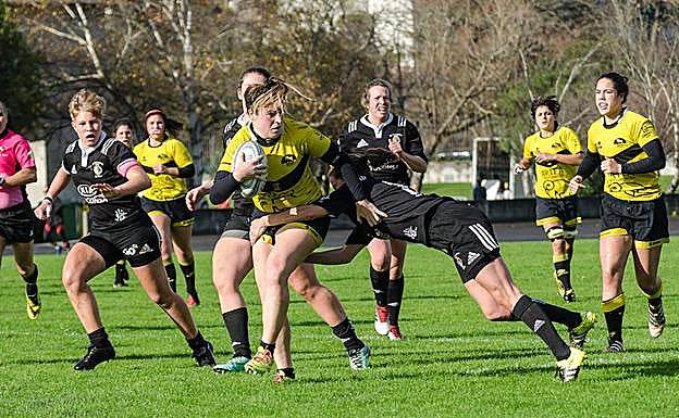 Arantza Olabarria es placada por una rival durante un partido del Getxo Rugby Neskak.