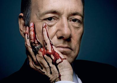 Imagen secundaria 1 - Kevin Spacey, fiel votante del Partido Demócrata, con el expresidente Bill Clinton en 2014. Una imagen de 'House of Cards' caracterizado como Frank Underwood y con su segundo Oscar, que ganó en 2000 por 'American Beauty'.