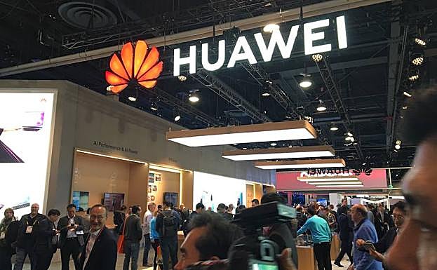 Decenas de personas en un stand de Huawei durante una feria tecnológica. 
