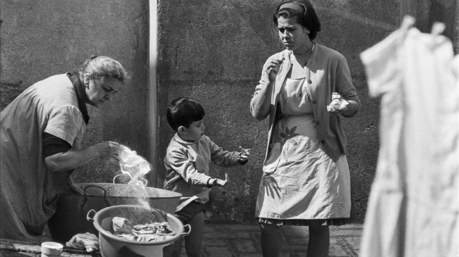 Tres generaciones unidas por las tareas domésticas, en esta fotografía de García de Ferrando.
