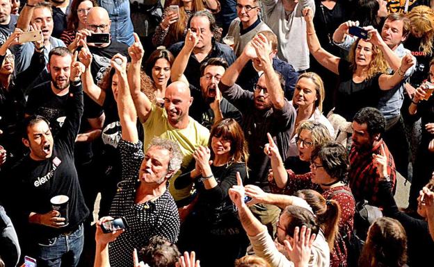 Tarque entre cántabros cantando 'Calle sin luz' de M-Clan.