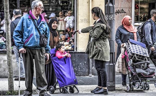 Población autóctona y amplia y variada comunidad inmigrante conviven en Coronación, uno de los barrios más mestizos y multirraciales de Vitoria.