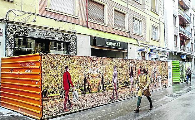 Las vallas que protegen las obras en la calle San Prudencio, protegidas con vinilos para reducir su impacto visual.