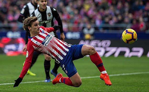 Griezmann trata de rematar el balón.