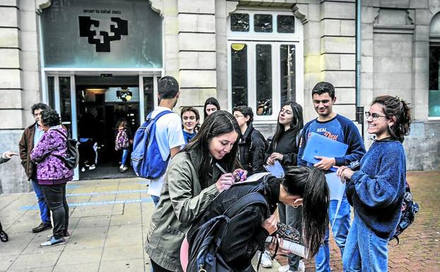 Estudiantes alaveses cambian impresiones a las puertas de la UPV después de una prueba de acceso a la Universidad.