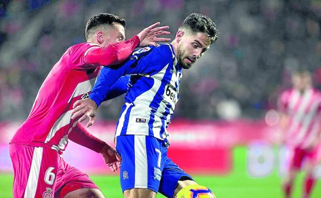 Rubén Sobrino arranca con el balón ante Álex Granell en el duelo frente al Girona.