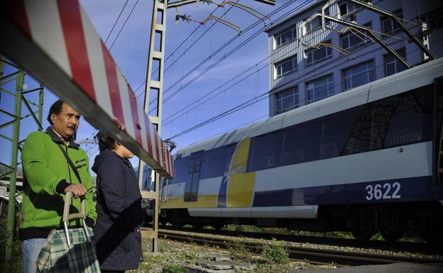 Paso a nivel en Zorroza donde dos ancianas fallecieron arrolladas por el tren en 2016. 