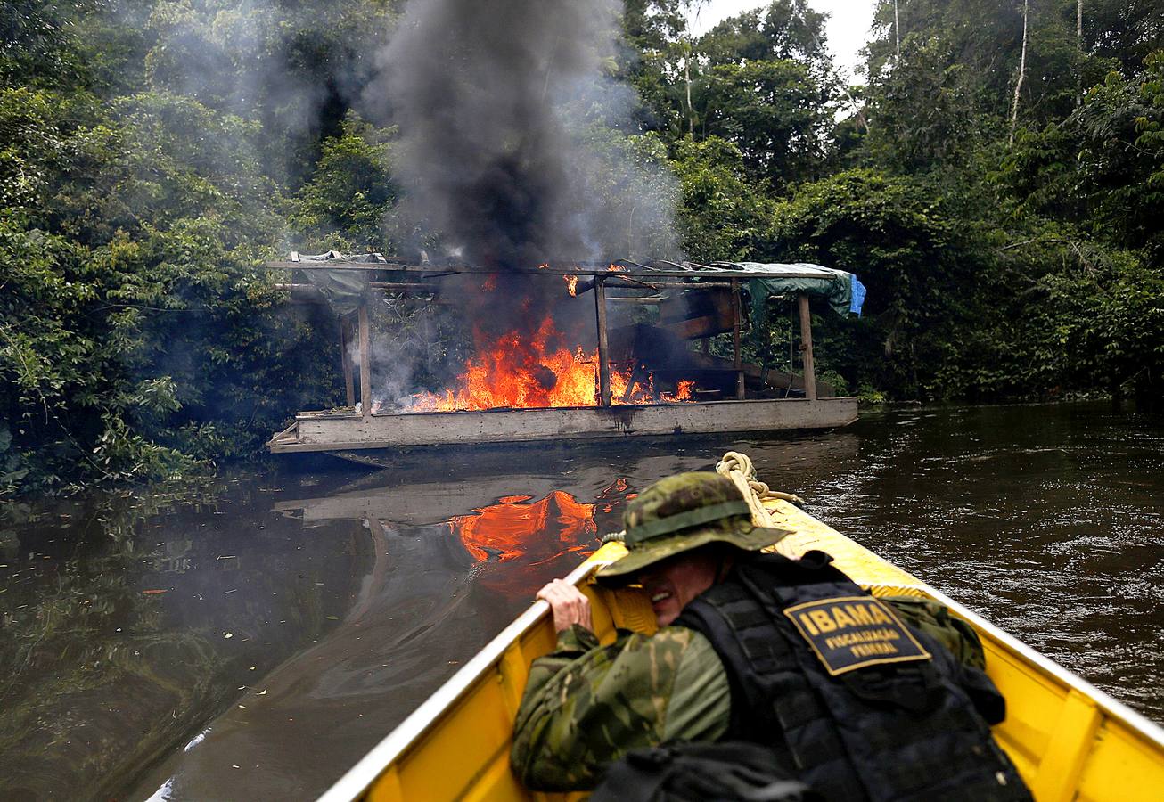 Los agentes medioambientales de Brasil llevan mucho tiempo realizando operaciones contra la minería ilegal de oro en el Amazonas. El objetivo de sus actuaciones no es detener a los trabajadores embarrados y descalzos que viven en condiciones de esclavitud para hombres fuertes desconocidos, sino destruir instalaciones y maquinaria, costosa y difícil de reemplazar. Brasil alberga 453 minas ilegales en esta amplísima zona y trata de llamar la atención sobre el problema, que contamina el agua de las comunidades locales y contribuye a la deforestación.