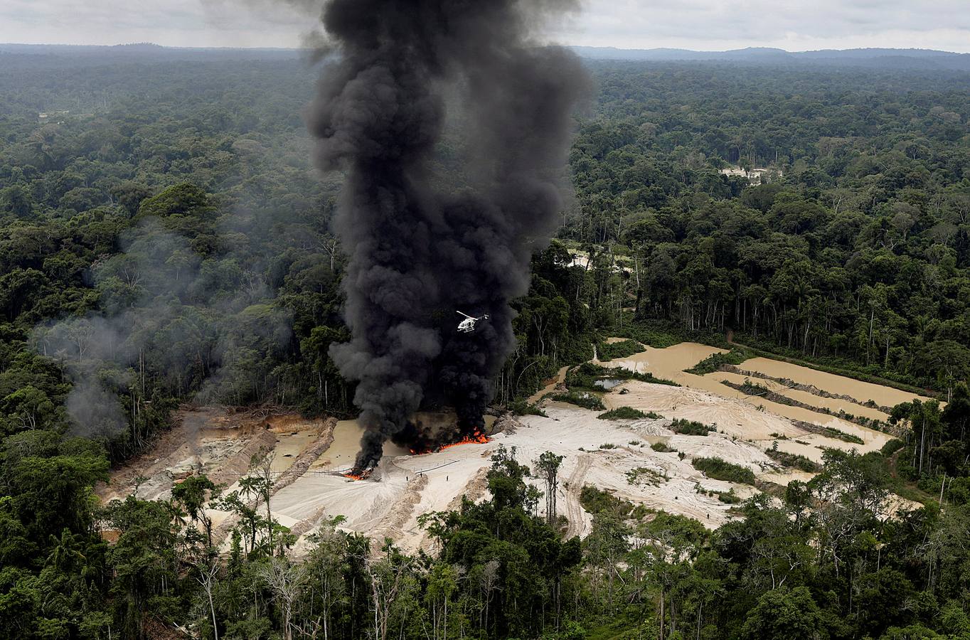 Los agentes medioambientales de Brasil llevan mucho tiempo realizando operaciones contra la minería ilegal de oro en el Amazonas. El objetivo de sus actuaciones no es detener a los trabajadores embarrados y descalzos que viven en condiciones de esclavitud para hombres fuertes desconocidos, sino destruir instalaciones y maquinaria, costosa y difícil de reemplazar. Brasil alberga 453 minas ilegales en esta amplísima zona y trata de llamar la atención sobre el problema, que contamina el agua de las comunidades locales y contribuye a la deforestación.