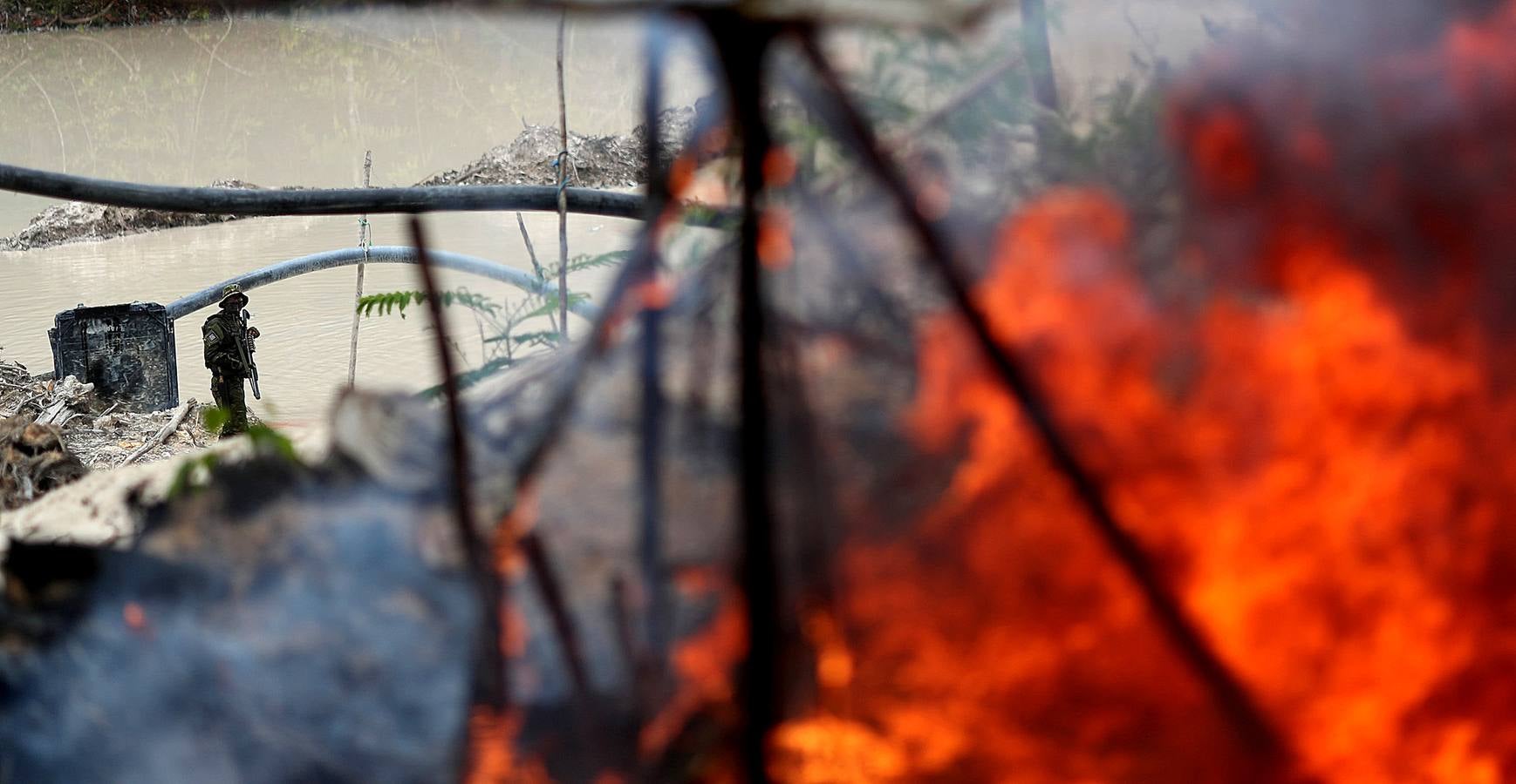 Los agentes medioambientales de Brasil llevan mucho tiempo realizando operaciones contra la minería ilegal de oro en el Amazonas. El objetivo de sus actuaciones no es detener a los trabajadores embarrados y descalzos que viven en condiciones de esclavitud para hombres fuertes desconocidos, sino destruir instalaciones y maquinaria, costosa y difícil de reemplazar. Brasil alberga 453 minas ilegales en esta amplísima zona y trata de llamar la atención sobre el problema, que contamina el agua de las comunidades locales y contribuye a la deforestación.