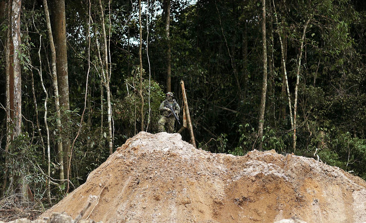 Los agentes medioambientales de Brasil llevan mucho tiempo realizando operaciones contra la minería ilegal de oro en el Amazonas. El objetivo de sus actuaciones no es detener a los trabajadores embarrados y descalzos que viven en condiciones de esclavitud para hombres fuertes desconocidos, sino destruir instalaciones y maquinaria, costosa y difícil de reemplazar. Brasil alberga 453 minas ilegales en esta amplísima zona y trata de llamar la atención sobre el problema, que contamina el agua de las comunidades locales y contribuye a la deforestación.
