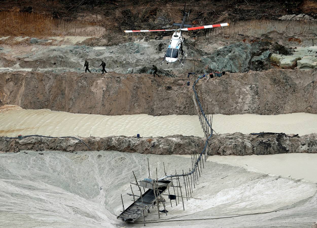 Los agentes medioambientales de Brasil llevan mucho tiempo realizando operaciones contra la minería ilegal de oro en el Amazonas. El objetivo de sus actuaciones no es detener a los trabajadores embarrados y descalzos que viven en condiciones de esclavitud para hombres fuertes desconocidos, sino destruir instalaciones y maquinaria, costosa y difícil de reemplazar. Brasil alberga 453 minas ilegales en esta amplísima zona y trata de llamar la atención sobre el problema, que contamina el agua de las comunidades locales y contribuye a la deforestación.