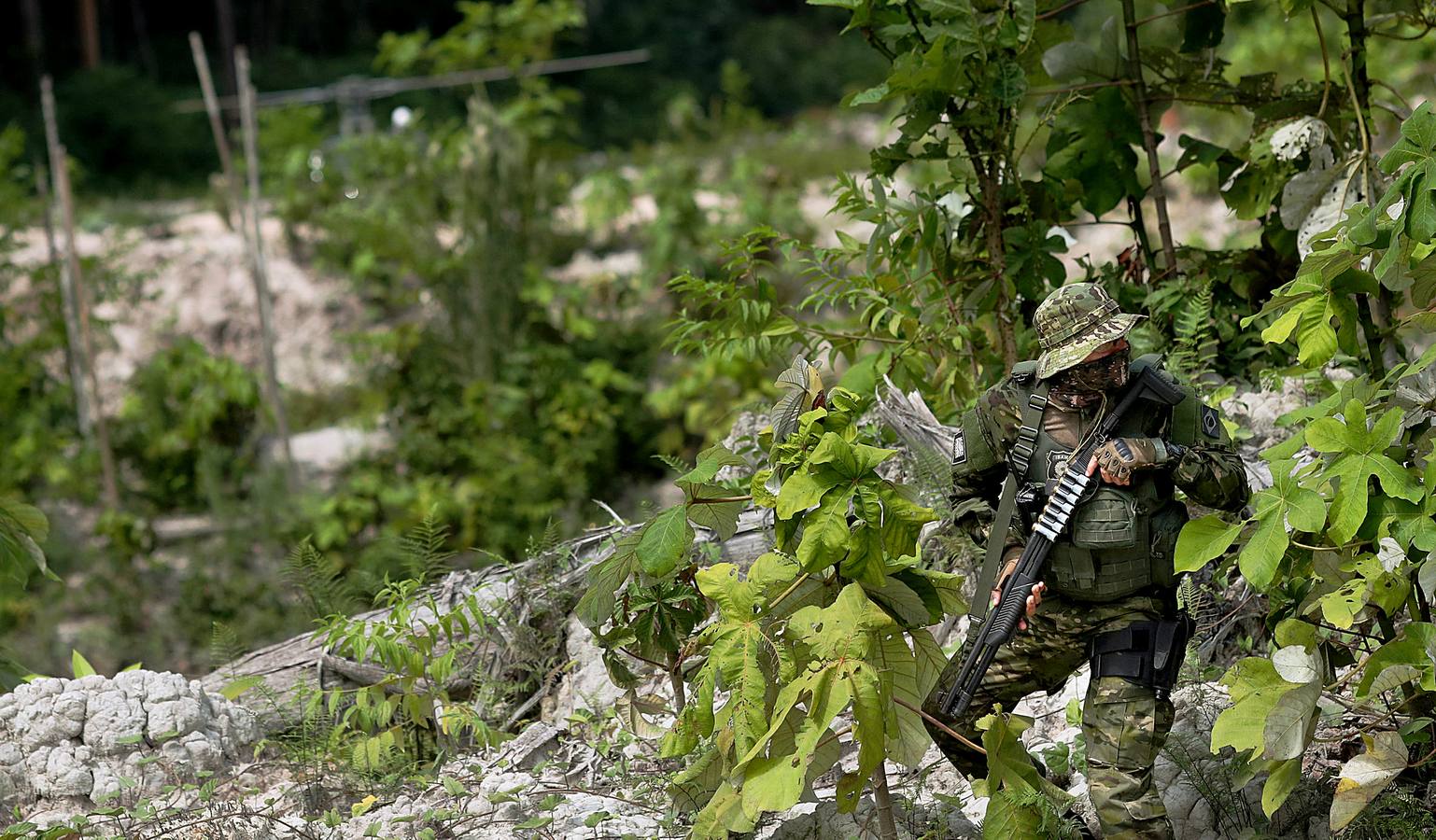 Los agentes medioambientales de Brasil llevan mucho tiempo realizando operaciones contra la minería ilegal de oro en el Amazonas. El objetivo de sus actuaciones no es detener a los trabajadores embarrados y descalzos que viven en condiciones de esclavitud para hombres fuertes desconocidos, sino destruir instalaciones y maquinaria, costosa y difícil de reemplazar. Brasil alberga 453 minas ilegales en esta amplísima zona y trata de llamar la atención sobre el problema, que contamina el agua de las comunidades locales y contribuye a la deforestación.
