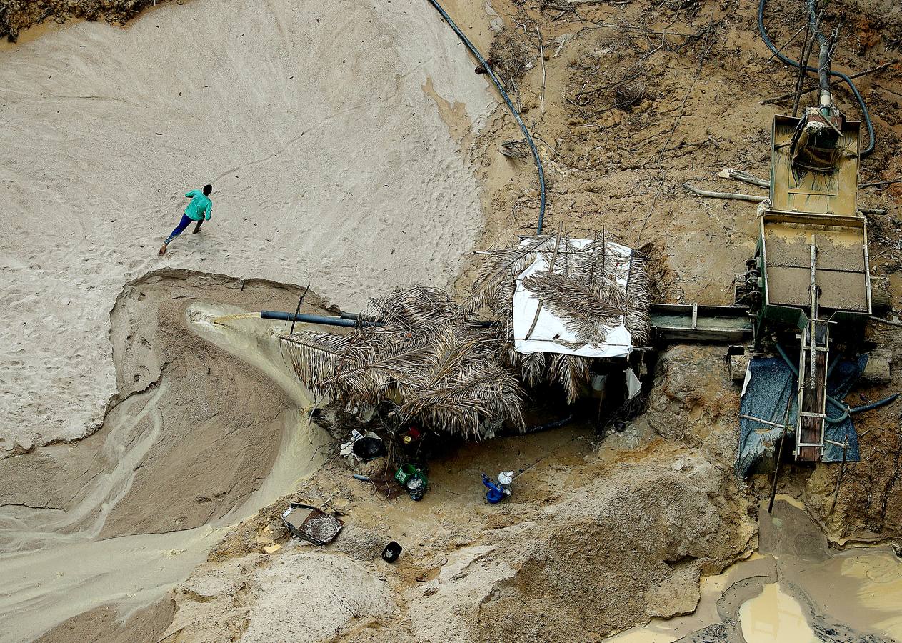 Los agentes medioambientales de Brasil llevan mucho tiempo realizando operaciones contra la minería ilegal de oro en el Amazonas. El objetivo de sus actuaciones no es detener a los trabajadores embarrados y descalzos que viven en condiciones de esclavitud para hombres fuertes desconocidos, sino destruir instalaciones y maquinaria, costosa y difícil de reemplazar. Brasil alberga 453 minas ilegales en esta amplísima zona y trata de llamar la atención sobre el problema, que contamina el agua de las comunidades locales y contribuye a la deforestación.