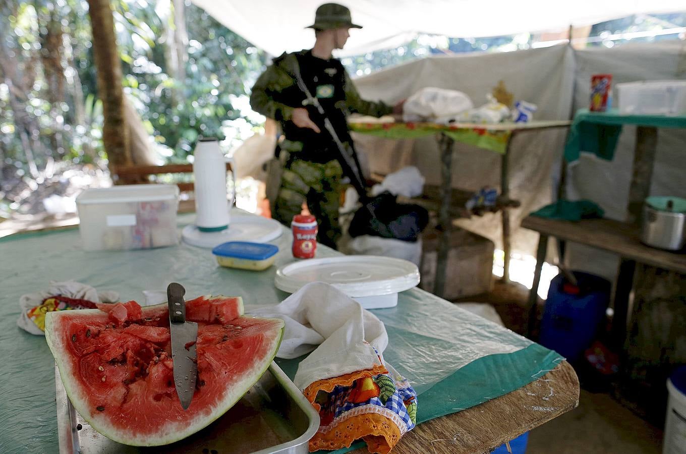 Los agentes medioambientales de Brasil llevan mucho tiempo realizando operaciones contra la minería ilegal de oro en el Amazonas. El objetivo de sus actuaciones no es detener a los trabajadores embarrados y descalzos que viven en condiciones de esclavitud para hombres fuertes desconocidos, sino destruir instalaciones y maquinaria, costosa y difícil de reemplazar. Brasil alberga 453 minas ilegales en esta amplísima zona y trata de llamar la atención sobre el problema, que contamina el agua de las comunidades locales y contribuye a la deforestación.