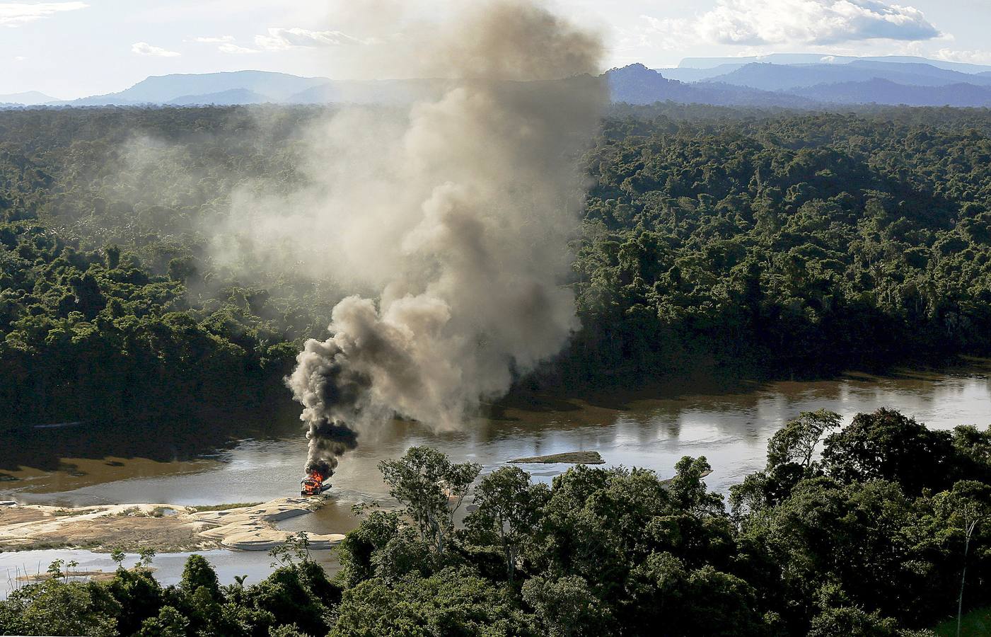 Los agentes medioambientales de Brasil llevan mucho tiempo realizando operaciones contra la minería ilegal de oro en el Amazonas. El objetivo de sus actuaciones no es detener a los trabajadores embarrados y descalzos que viven en condiciones de esclavitud para hombres fuertes desconocidos, sino destruir instalaciones y maquinaria, costosa y difícil de reemplazar. Brasil alberga 453 minas ilegales en esta amplísima zona y trata de llamar la atención sobre el problema, que contamina el agua de las comunidades locales y contribuye a la deforestación.