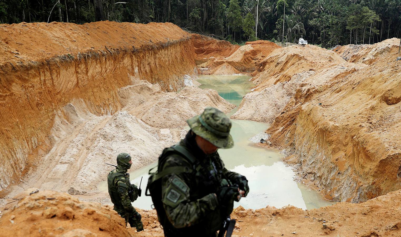 Los agentes medioambientales de Brasil llevan mucho tiempo realizando operaciones contra la minería ilegal de oro en el Amazonas. El objetivo de sus actuaciones no es detener a los trabajadores embarrados y descalzos que viven en condiciones de esclavitud para hombres fuertes desconocidos, sino destruir instalaciones y maquinaria, costosa y difícil de reemplazar. Brasil alberga 453 minas ilegales en esta amplísima zona y trata de llamar la atención sobre el problema, que contamina el agua de las comunidades locales y contribuye a la deforestación.