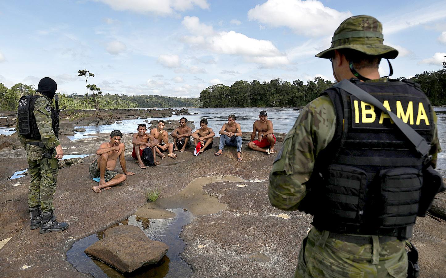 Los agentes medioambientales de Brasil llevan mucho tiempo realizando operaciones contra la minería ilegal de oro en el Amazonas. El objetivo de sus actuaciones no es detener a los trabajadores embarrados y descalzos que viven en condiciones de esclavitud para hombres fuertes desconocidos, sino destruir instalaciones y maquinaria, costosa y difícil de reemplazar. Brasil alberga 453 minas ilegales en esta amplísima zona y trata de llamar la atención sobre el problema, que contamina el agua de las comunidades locales y contribuye a la deforestación.