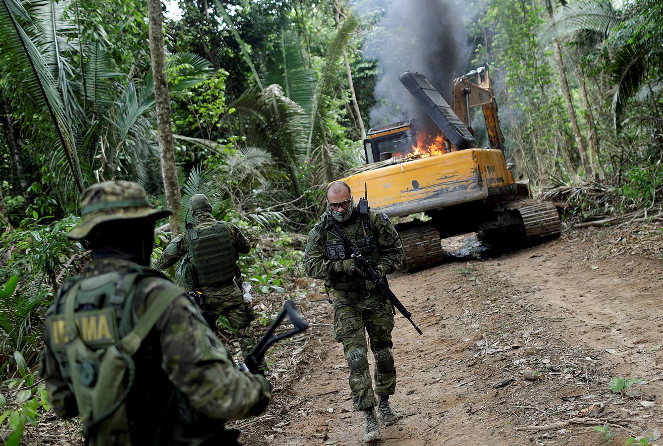Los agentes medioambientales de Brasil llevan mucho tiempo realizando operaciones contra la minería ilegal de oro en el Amazonas. El objetivo de sus actuaciones no es detener a los trabajadores embarrados y descalzos que viven en condiciones de esclavitud para hombres fuertes desconocidos, sino destruir instalaciones y maquinaria, costosa y difícil de reemplazar. Brasil alberga 453 minas ilegales en esta amplísima zona y trata de llamar la atención sobre el problema, que contamina el agua de las comunidades locales y contribuye a la deforestación.