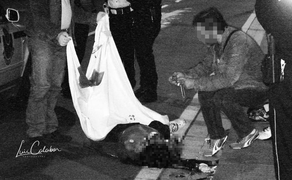 Policías toman fotografías del joven asesinado.