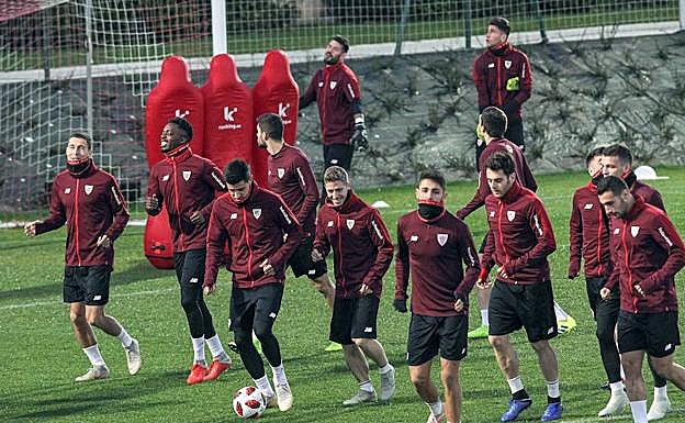 Jugadores del Athletic durante el entrenamiento de esta tarde.